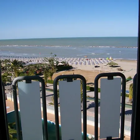 Maxim's Hotel 3*